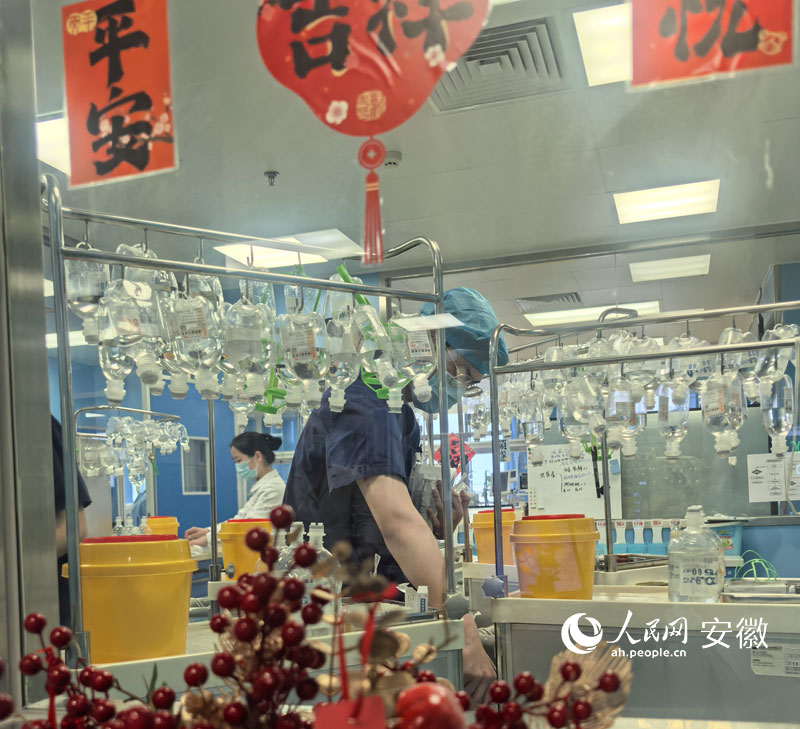 医护人员做输液前的准备。人民网 郭云涛摄