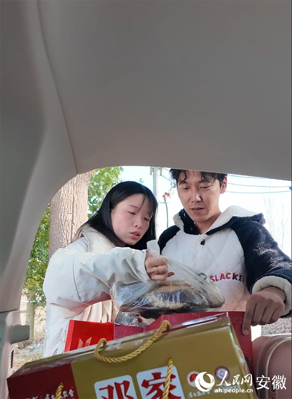 陈琛小俩口在收拾后备箱。人民网记者 王锐摄