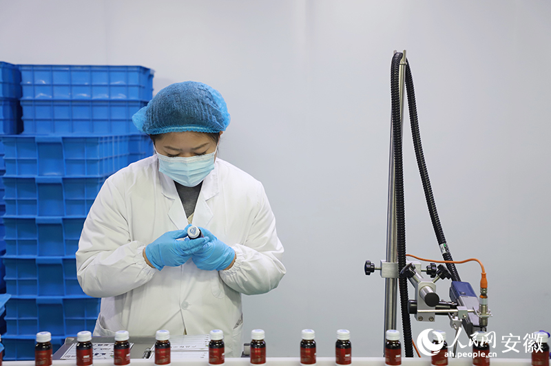 工作人员正在检查下线的酵素产品。人民网记者 韩震震摄