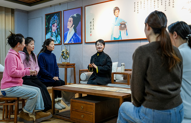 王丽娟（左四）与剧院演员排练枞阳腔。人民网记者 王锐摄.jpg
