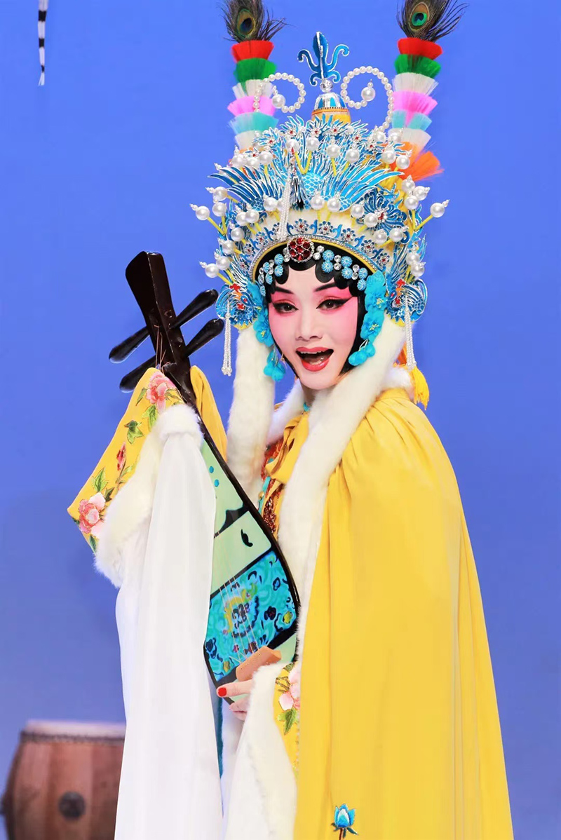王丽娟演出枞阳腔剧目《御史夫人》。受访者供图